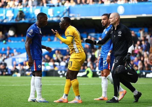 Yankuba Minteh of Brighton & Hove Albion and Moises Caicedo of Chelsea argue Chelsea v Brighton and Hove Albion, Premier League, Football, Stamford Bridge, London, UK - 27 Sep 2025London Stamford Bridge United Kingdom EDITORIAL USE ONLY No use with unauthorised audio, video, data, fixture lists, club league logos or live services. Online in-match use limited to 120 images, no video emulation. No use in betting, games or single club league player publications.  Copyright: xMichaelxZemanek Shutterstockx 15503910du