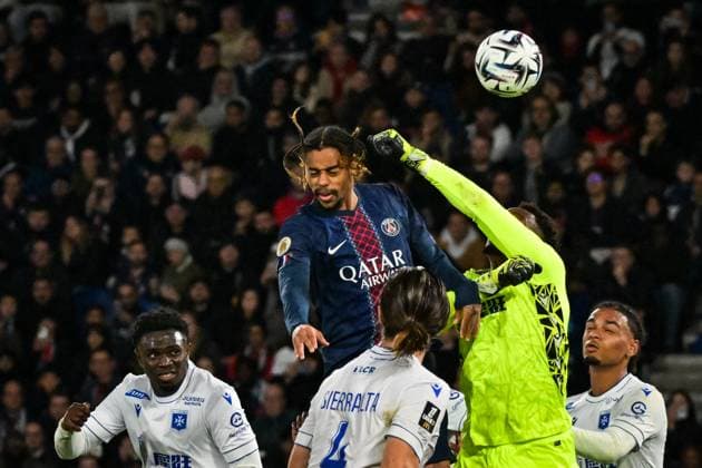 Ligue 1 PSG vs AJ Auxerre - FA Paris Saint-Germain’s forward Bradley Barcola heads the ball during the French L1 football match between Paris Saint-Germain and AJ Auxerre at the Parc des Princes stadium in Paris on September 27, 2025. Photo by Firas Abdullah ABACAPRESS.COM Paris Île-de-France France  Copyright: xAbdullahxFiras ABACAx