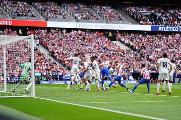 September 27, 2025, Madrid, Spain: ClÃ ment Lenglet of AtlÃ tico de Madrid is seen in action during the La Liga EA Sports match between Atletico de Madrid and Real Madrid at the Riyadh Air Metropolitano. Final Score; Atletico de Madrid 5 : 2 Real Madrid Madrid Spain - ZUMAs197 20250927_aaa_s197_278 Copyright: xGokhanxTanerx
