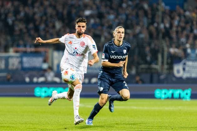 2 Soccer Bundesliga VfL Bochum Fortuna Düsseldorf Vonovia Ruhrstadion, Bochum 27 09 2025 Noah Loosli VfL Bochum, 20 , Anouar El Azzouzi Fortuna Düsseldorf, 8 2 Soccer Bundesliga VfL Bochum Fortuna Düsseldorf Vonovia Ruhrstadion, Bochum 27 09 2025 DFL regulations prohibit any use of photographs as image sequences and or quasi video Copyright: xBEAUTIFULxSPORTS Buriakovx