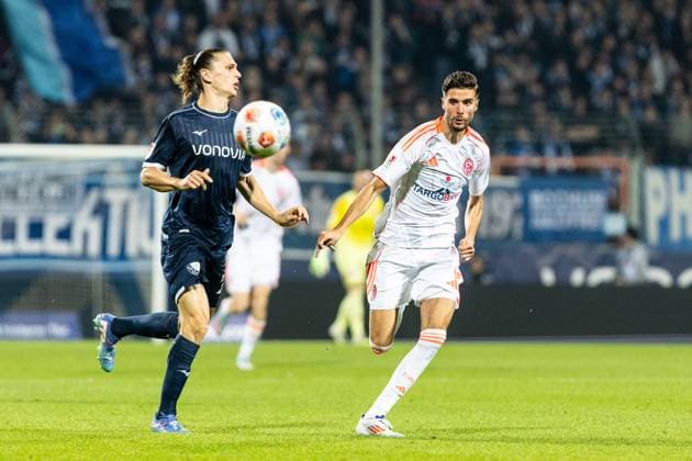 2 Soccer Bundesliga VfL Bochum Fortuna Düsseldorf Vonovia Ruhrstadion, Bochum 27 09 2025 Noah Loosli VfL Bochum, 20 , Anouar El Azzouzi Fortuna Düsseldorf, 8 2 Soccer Bundesliga VfL Bochum Fortuna Düsseldorf Vonovia Ruhrstadion, Bochum 27 09 2025 DFL regulations prohibit any use of photographs as image sequences and or quasi video Copyright: xBEAUTIFULxSPORTS Buriakovx
