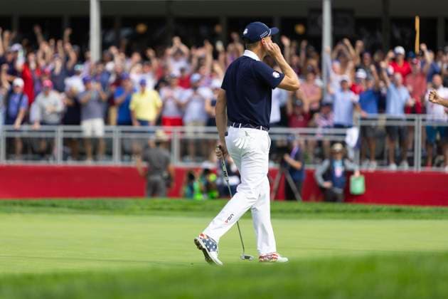 September 27, 2025, Farmingdale, Ny, United States: FARMINGDALE, NY - SEPTEMBER 27: Justin Thomas of Team USA encourages the fans to cheer louder after sinking his birdie putt on hole 9 during the Ryder Cup - Afternoon Fourball Matches at Bethpage Black Golf Course on September 27, 2025 in Farmingdale, NY. Farmingdale United States - ZUMAt139 20250927_aaa_t139_048 Copyright: xAlxChang IsixPhotosx