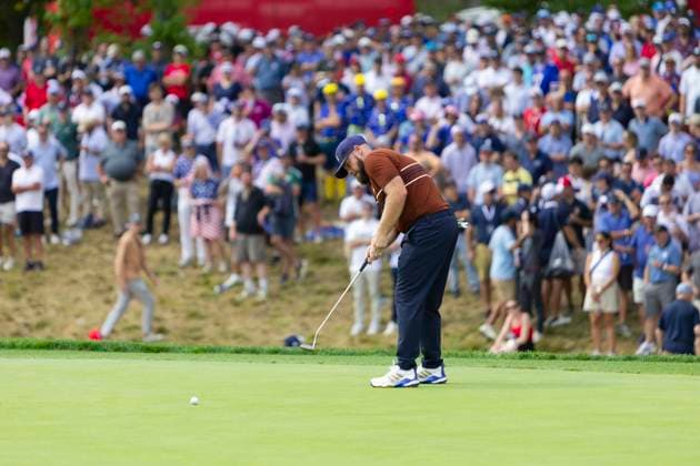 September 27, 2025, Farmingdale, Ny, United States: FARMINGDALE, NY - SEPTEMBER 27: Tyrrell Hatton of Team Europe putts on hole 2 during the Ryder Cup - Afternoon Fourball Matches at Bethpage Black Golf Course on September 27, 2025 in Farmingdale, NY. Ryder Cup - Afternoon Fourball Matches  - ZUMAt139 20250927_aaa_t139_115 Copyright: xAlxChang IsixPhotosx