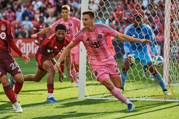 September 27, 2025, Toronto, On, Canada: Inter Miami s Tadeo Allende (21) celebrates after scoring against Toronto FC during first half MLS, Fussball Herren, USA action in Toronto, on Saturday, Sept. 27, 2025. Canada News - September 27, 2025 - ZUMAc35_ 20250927_zaf_c35_089 Copyright: xSammyxKoganx