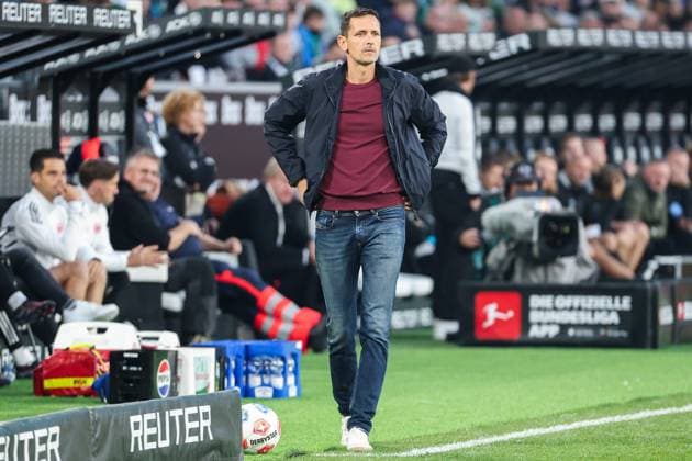 1 Bundesliga Borussia Mönchengladbach Eintracht Frankfurt on 27 09 2025 at Borussia Park in Mönchengladbach Coach Dino Toppmöller Toppmoeller Toppmoller Frankfurt pensive MH