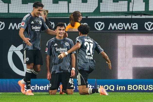 1 Bundesliga Borussia Mönchengladbach Eintracht Frankfurt on 27 09 2025 at Borussia Park in Mönchengladbach Cheering, goal celebration, goal scorer, goal scorer Can Uzun Frankfurt 42 celebrates after his goal for 0 to 5 with Nathaniel Nene Brown Frankfurt 21 MH