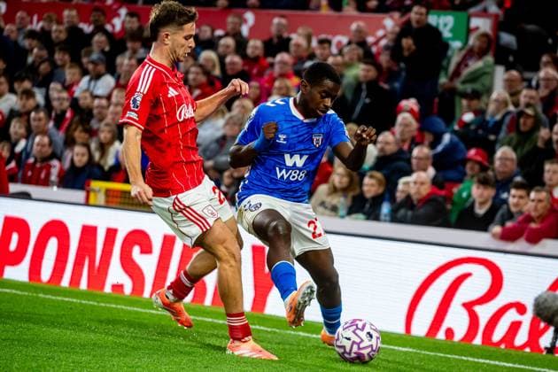 Nottingham Forest v Sunderland Premier League 27 09 2025. Sunderland midfielder Noah Sadiki (27) battles for possession during the Premier League match between Nottingham Forest and Sunderland at the City Ground, Nottingham, England on 27 September 2025. Nottingham City Ground Nottinghamshire England Editorial use only DataCo restrictions apply See www.football-dataco.com , Copyright: xManjitxNarotrax PSI-22927-0076