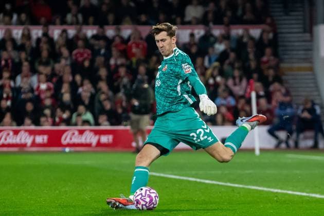 Nottingham Forest v Sunderland Premier League 27 09 2025. Sunderland goalkeeper Robin Roefs (22) kicks ball out during the Premier League match between Nottingham Forest and Sunderland at the City Ground, Nottingham, England on 27 September 2025. Nottingham City Ground Nottinghamshire England Editorial use only DataCo restrictions apply See www.football-dataco.com , Copyright: xManjitxNarotrax PSI-22927-0090