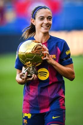 September 27, 2025, Barcelona, Spain, Spain: Aitana BONMATI of Barcelona celebrates with the Ballon d Or trophy during the Liga F match between FC Barcelona, Barca and RCD Espanyol de Barcelona at Estadi Johan Cruyff on September 27, 2025 in Barcelona, Spain. Barcelona Spain - ZUMAm308 20250927_zsp_m308_031 Copyright: xMatthieuxMirvillex