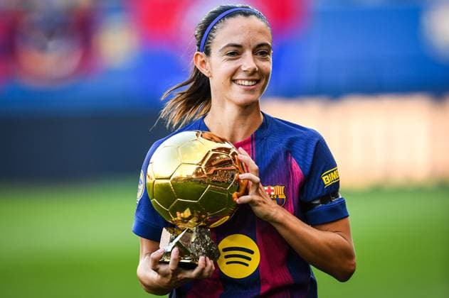 Sport Themen der Woche KW 39 September 27, 2025, Barcelona, Spain, Spain: Aitana BONMATI of Barcelona celebrates with the Ballon d Or trophy during the Liga F match between FC Barcelona, Barca and RCD Espanyol de Barcelona at Estadi Johan Cruyff on September 27, 2025 in Barcelona, Spain. Barcelona Spain - ZUMAm308 20250927_zsp_m308_032 Copyright: xMatthieuxMirvillex