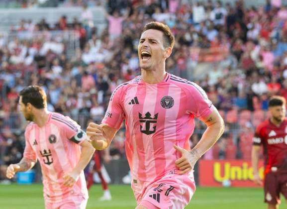 (250928) -- TORONTO, Sept. 28, 2025 -- Tadeo Allende (front) of Inter Miami CF celebrates scoring during the 2025 Major League Soccer MLS, Fussball Herren, USA regular season match between Toronto FC and Inter Miami CF at BMO Field in Toronto, Canada, on Sept. 27, 2025. (Photo by Zou Zheng Xinhua) (SP)CANADA-TORONTO-SOCCER-MLS-TORONTO FC VS INTER MIAMI CF LinxWei 