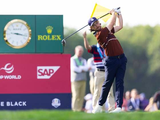 September 27, 2025, Farmingdale, Ny, United States: FARMINGDALE, NY - SEPTEMBER 27: Tommy Fleetwood of Team Europe tees off on hole 10 during the Ryder Cup - Morning Foursomes Matches at Bethpage Black Golf Course on September 27, 2025 in Farmingdale, NY. Farmingdale United States - ZUMAt139 20250927_aaa_t139_120 Copyright: xAlxChang IsixPhotosx
