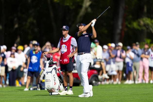 September 27, 2025, Farmingdale, Ny, United States: FARMINGDALE, NY - SEPTEMBER 27: Scottie Scheffler of Team USA hits an approach shot on hole 13 during the Ryder Cup - Morning Foursomes Matches at Bethpage Black Golf Course on September 27, 2025 in Farmingdale, NY. Ryder Cup - Morning Foursomes Matches  - ZUMAt139 20250927_aaa_t139_140 Copyright: xAlxChang IsixPhotosx
