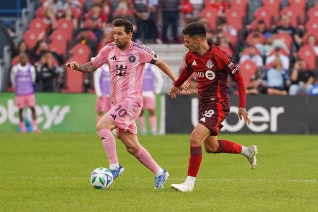 September 27, 2025, Toronto, Ontario, Canada: Lionel Messi 10 of Inter Miami CF and Raoul Petretta 28 of Toronto FC battle for the ball during the Major League Soccer Match between Inter Miami CF and Toronto FC at BMO Field Stadium. on September 27, 2025 in Toronto, Canada. Toronto Canada - ZUMAe321 20250927_zsa_e321_009 Copyright: xLeonardoxRamirezx