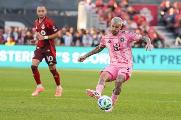 September 27, 2025, Toronto, Ontario, Canada: Rodrigo De Paul 7 of Inter Miami CF dribble the ball during the Major League Soccer Match between Inter Miami CF and Toronto FC at BMO Field Stadium. on September 27, 2025 in Toronto, Canada. Toronto Canada - ZUMAe321 20250927_zsa_e321_016 Copyright: xLeonardoxRamirezx