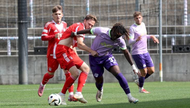 27 09 2025, xfsx, Men, Soccer, Season 2025 2026, Regionalliga Bayern, 11 Matchday FC Bayern Muenchen II FC Wuerzburger Kickers v li Lennart Karl FC Bayern Muenchen II , Benno Schmitz FC Bayern Muenchen II , Eliot Muteba FC Wuerzburger Kickers , Marius Uhl FC Wuerzburger Kickers Muenchen Stadion an der Gruenwalder Strasse Bayern Germany