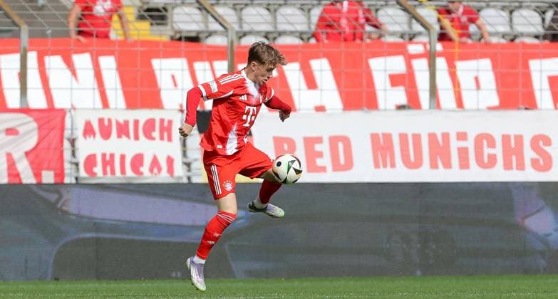 27 09 2025, xfsx, Herren, Fußball, Saison 2025 2026, Regionalliga Bayern, 11 Spieltag FC Bayern Muenchen II FC Wuerzburger Kickers v li Tim Andreas Binder FC Bayern Muenchen II , Freisteller, Einzelbild, Aktion Muenchen Stadion an der Gruenwalder Strasse Bayern Deutschland