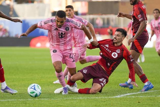 September 27, 2025, Toronto, Ontario, Canada: Yannick Bright 42 of Inter Miami CF and Raoul Petretta 28 of Toronto FC battle for the ball during the Major League Soccer Match between Inter Miami CF and Toronto FC at BMO Field Stadium. on September 27, 2025 in Toronto, Canada. Toronto Canada - ZUMAe321 20250927_zsa_e321_014 Copyright: xLeonardoxRamirezx