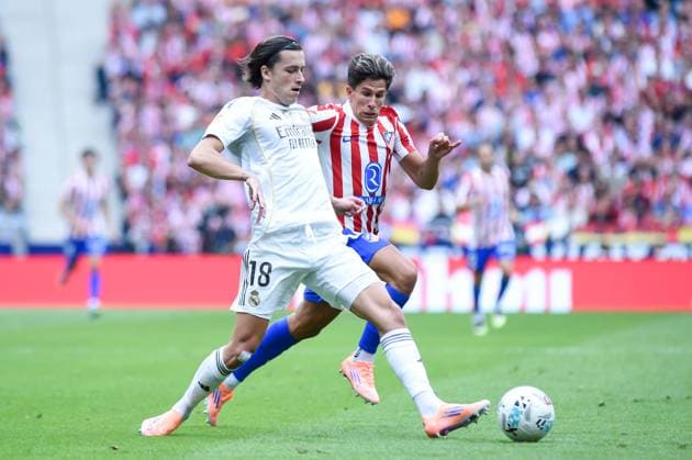 (250928) -- MADRID, Sept. 28, 2025 -- Alvaro Carreras (L) of Real Madrid vies with Giuliano Simeone of Atletico de Madrid during the Laliga football match between Real Madrid and Atletico de Madrid in Madrid, Spain, Sept. 27, 2025. (Photo by Xinhua) (SP)SPAIN-MADRID-FOOTBALL-LALIGA-REAL MADRID VS ATLETICO DE MADRID GustavoxValiente 