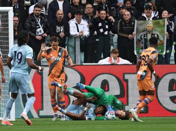 (250928) -- TURIN, Sept. 28, 2025 -- Juventus Ikoma Openda (bottom) vies with Atalanta s goalkeeper Marco Carnesecchi during a Serie A football match between Juventus and Atalanta in Turin, Italy, Sept. 27, 2025. ) (SP)ITALY-TURIN-FOOTBALL-SERIE A-JUVENTUS VS ATALANTA LixJing 
