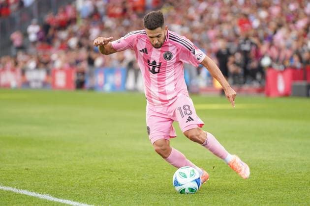 Inter Miami CF v Toronto FC - MLS, Fussball Herren, USA Jordi Alba 18 of Inter Miami CF controls the ball during the Major League Soccer Match between Inter Miami CF and Toronto FC at BMO Field Stadium. on September 27, 2025 in Toronto, Canada. (Photo by Leonardo Ramirez Eyepix Group) Copyright: xLeonardoxRamirezx xEyepixxGroupx LR-27092025-00554