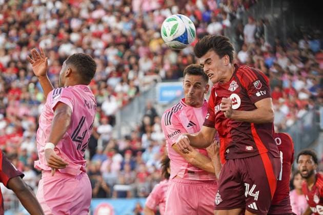 Inter Miami CF v Toronto FC - MLS, Fussball Herren, USA Alonso Coello 14 of Toronto FC and Tadeo Allende 21 of Inter Miami CF battle for the ball during the Major League Soccer Match between Inter Miami CF and Toronto FC at BMO Field Stadium. on September 27, 2025 in Toronto, Canada. (Photo by Leonardo Ramirez Eyepix Group) Copyright: xLeonardoxRamirezx xEyepixxGroupx LR-27092025-00790