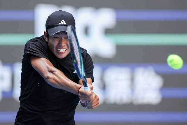 BEIJING, CHINA - SEPTEMBER 28: Learner Tien of the United States returns a shot in the Men s Singles Round of 16 match against Flavio Cobolli of Italy on day 7 of the 2025 China Open at National Tennis Center on September 28, 2025 in Beijing, China.  Copyright: xVCGx 111593673089