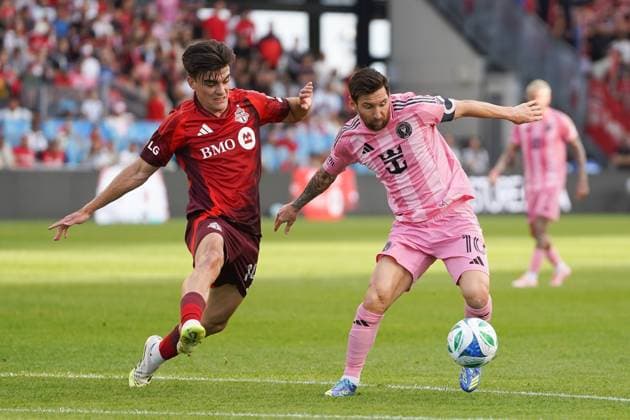 September 27, 2025, Toronto, Ontario, Canada: Lionel Messi 10 of Inter Miami CF and Alonso Coello 14 of Toronto FC battle for the ball during the Major League Soccer Match between Inter Miami CF and Toronto FC at BMO Field Stadium. on September 27, 2025 in Toronto, Canada. Toronto Canada - ZUMAe321 20250927_zsa_e321_025 Copyright: xLeonardoxRamirezx
