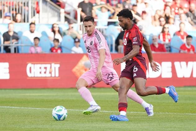 September 27, 2025, Toronto, Ontario, Canada: Kosi Thompson 6 of Toronto FC and Tadeo Allende 21 of Inter Miami CF battle for the ball during the Major League Soccer Match between Inter Miami CF and Toronto FC at BMO Field Stadium. on September 27, 2025 in Toronto, Canada. Toronto Canada - ZUMAe321 20250927_zsa_e321_036 Copyright: xLeonardoxRamirezx