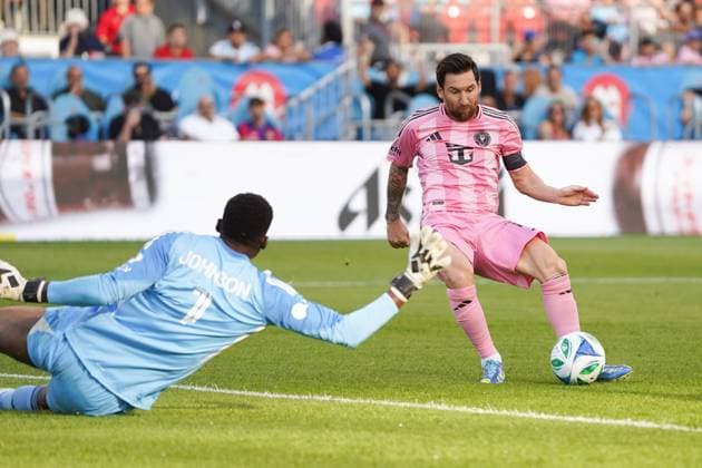 September 27, 2025, Toronto, Ontario, Canada: Lionel Messi 10 of Inter Miami CF passes the ball during the Major League Soccer Match between Inter Miami CF and Toronto FC at BMO Field Stadium. on September 27, 2025 in Toronto, Canada. Toronto Canada - ZUMAe321 20250927_zsa_e321_045 Copyright: xLeonardoxRamirezx