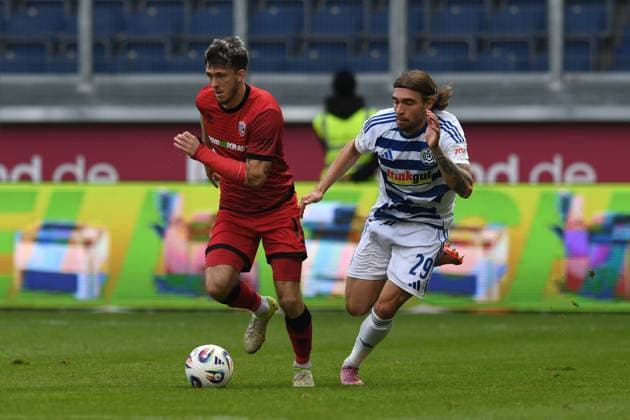 Linus Rosenloecher FC Ingolstadt 04 prevails against Joshua Bitter MSV Duisburg GER, MSV Duisburg vs FC Ingolstadt 04, Football, 3 Liga, Matchday 8, Season 2025 2026, 27 09 2025 DFL DFB REGULATIONS PROHIBIT ANY USE OF PHOTOGRAPHS AS IMAGE SEQUENCES AND OR QUASI VIDEO GER, MSV Duisburg vs FC Ingolstadt 04, Football, 3 Liga, Matchday 8, Season 2025 2026, 27 09 2025 Duisburg Copyright: xEibner-Pressefoto ThomasxThienelx EP_TTL