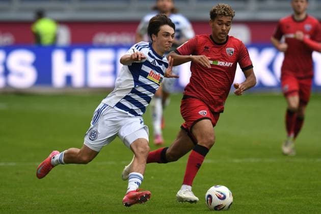 Simon Symalla MSV Duisburg in duel with Yann Sturm FC Ingolstadt 04 GER, MSV Duisburg vs FC Ingolstadt 04, Football, 3 Liga, Matchday 8, Season 2025 2026, 27 09 2025 DFL DFB REGULATIONS PROHIBIT ANY USE OF PHOTOGRAPHS AS IMAGE SEQUENCES AND OR QUASI VIDEO GER, MSV Duisburg vs FC Ingolstadt 04, Football, 3 Liga, Matchday 8, Season 2025 2026, 27 09 2025 Duisburg Copyright: xEibner-Pressefoto ThomasxThienelx EP_TTL