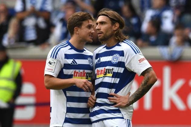 V l n r Patrick Sussek in conversation with Joshua Bitter both MSV Duisburg GER, MSV Duisburg vs FC Ingolstadt 04, Football, 3 Liga, Matchday 8, Season 2025 2026, 27 09 2025 DFL DFB REGULATIONS PROHIBIT ANY USE OF PHOTOGRAPHS AS IMAGE SEQUENCES AND OR QUASI VIDEO GER, MSV Duisburg vs FC Ingolstadt 04, Football, 3 Liga, Matchday 8, Season 2025 2026, 27 09 2025 Duisburg Copyright: xEibner-Pressefoto ThomasxThienelx EP_TTL