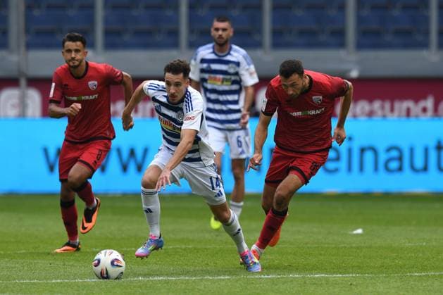 Conor Noss MSV Duisburg prevails against Lukas Froede FC Ingolstadt 04 GER, MSV Duisburg vs FC Ingolstadt 04, Football, 3 Liga, Matchday 8, Season 2025 2026, 27 09 2025 DFL DFB REGULATES PROHIBIT ANY USE OF PHOTOGRAPHS AS IMAGE SEQUENCES AND OR QUASI VIDEO GER, MSV Duisburg vs FC Ingolstadt 04, Football, 3 Liga, Matchday 8, Season 2025 2026, 27 09 2025 Duisburg Copyright: xEibner-Pressefoto ThomasxThienelx EP_TTL