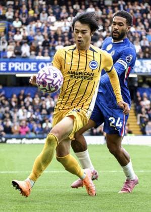 Football: Premier League Kaoru Mitoma (front) of Brighton controls the ball in an English Premier League football match against Chelsea on Sept. 27, 2025, in London.  A14AA0004886924P