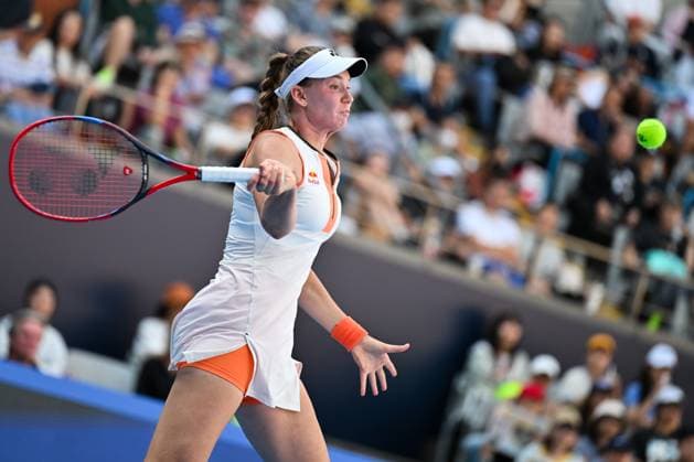 (250928) -- BEIJING, Sept. 28, 2025 -- Elena Rybakina of Kazakhstan hits a return during the women s singles third round match between Elena Rybakina of Kazakhstan and Eva Lys of Germany at 2025 China Open tennis tournament in Beijing, China, Sept. 28, 2025. ) (SP)CHINA-BEIJING-TENNIS-CHINA OPEN-WOMEN S SINGLES-THIRD ROUND (CN) XinxMengchen 