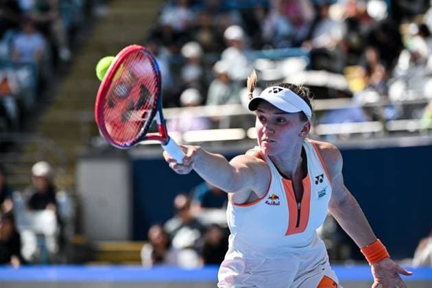 (250928) -- BEIJING, Sept. 28, 2025 -- Elena Rybakina of Kazakhstan hits a return during the women s singles third round match between Elena Rybakina of Kazakhstan and Eva Lys of Germany at 2025 China Open tennis tournament in Beijing, China, Sept. 28, 2025. ) (SP)CHINA-BEIJING-TENNIS-CHINA OPEN-WOMEN S SINGLES-THIRD ROUND (CN) XinxMengchen 