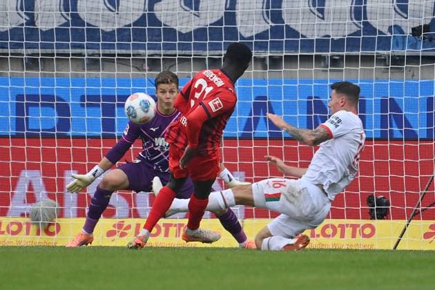 Goal Sirlord CONTEH Heidenheim to 2 0, Action,Goal kick against Cedric Adrian ZESIGER FC Augsburg and goalkeeper Finn DAHMEN FC Augsburg Soccer 1 Bundesliga Season 2025 2026, Matchday 5, Matchday05 1 FC Heidenheim FC Augsburg 2 1 on 27 09 2025, VOITH ARENA