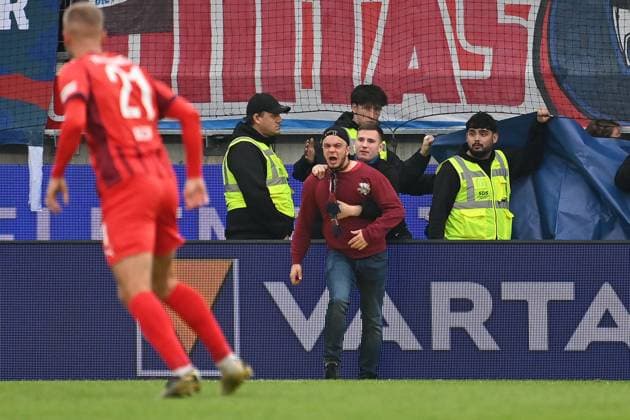 Fan riots a fan,Football fan wants to storm the pitch Football 1 Bundesliga Season 2025 2026, 5 Matchday, Matchday05 1 FC Heidenheim FC Augsburg 2 1 on 27 09 2025, VOITH ARENA