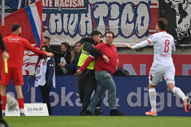 After the end of the match, Heidenheim fans, football fans storm the pitch and want to attack the Augsburg players Football 1 Bundesliga Season 2025 2026, Matchday 5, Matchday 05 1 FC Heidenheim FC Augsburg 2 1 on 27 09 2025, VOITH ARENA