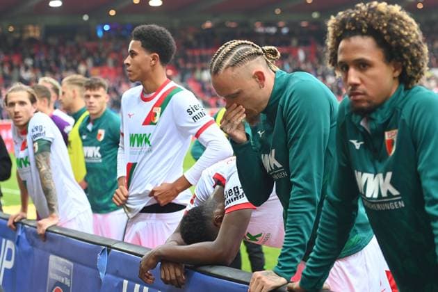 Augsburg players after the match in front of the fans,football fans, from left Kristijan JAKIC FC Augsburg ,Noahkai BANKS FC Augsburg ,Marius WOLF FC Augsburg ,Han Noah MASENGO FC Augsburg Disappointment,frustration,disappointed,frustrated,dejected, Football 1 Bundesliga Season 2025 2026, Matchday 5, Matchday 05 1 FC Heidenheim FC Augsburg 2 1 on 27 09 2025, VOITH ARENA