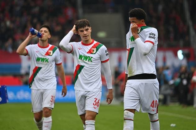 v re Noahkai BANKS FC Augsburg , Mert KOEMUER FC Augsburg , Keven SCHLOTTERBECK FC Augsburg after the match, disappointment,frustration, disappointed,frustrated,dejected, Soccer 1 Bundesliga Season 2025 2026, Matchday 5, Matchday 05 1 FC Heidenheim FC Augsburg 2 1 on 27 09 2025, VOITH ARENA