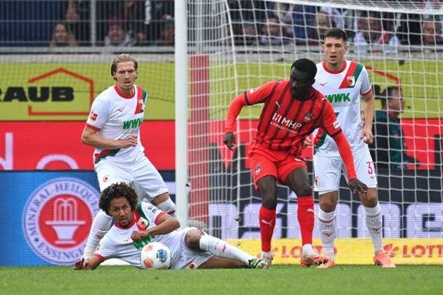 Han Noah MASENGO FC Augsburg , action,duel against Sirlord CONTEH Heidenheim hi Kristijan JAKIC FC Augsburg ,Keven SCHLOTTERBECK FC Augsburg Football 1 Bundesliga Season 2025 2026, 5 Matchday, Matchday05 1 FC Heidenheim FC Augsburg 2 1 on 27 09 2025, VOITH ARENA
