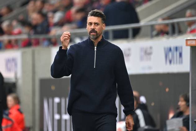 Sandro WAGNER coach FC Augsburg , gestures,gives instructions, single image,cropped single motif,half figure,half figure Football 1 Bundesliga season 2025 2026, 5 Matchday, Matchday05 1 FC Heidenheim FC Augsburg 2 1 on 27 09 2025, VOITH ARENA