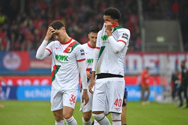 v re Noahkai BANKS FC Augsburg , Mert KOEMUER FC Augsburg , hi Keven SCHLOTTERBECK FC Augsburg after the match, disappointment,frustration,disappointed,frustrated,dejected, Soccer 1 Bundesliga Season 2025 2026, Matchday 5, Matchday 05 1 FC Heidenheim FC Augsburg 2 1 on 27 09 2025, VOITH ARENA