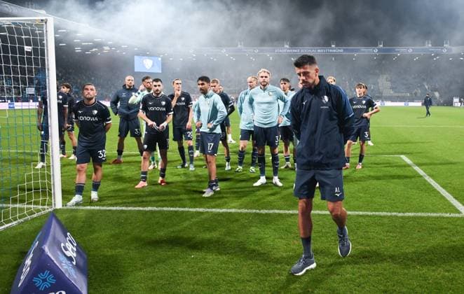Bochums players after the defeat with their angry fans, front right Co coach Anthony Losilla VfL Bochum 27 09 2025, Soccer 2 Bundesliga, Season 2025 2026, Matchday 7, VfL Bochum Fortuna Düsseldorf 0 1 DFL regulations prohibit any use of photographs as image sequences and or quasi video Bochum Vonovia Ruhrstadion Nordrhein Westfalen Germany Team2