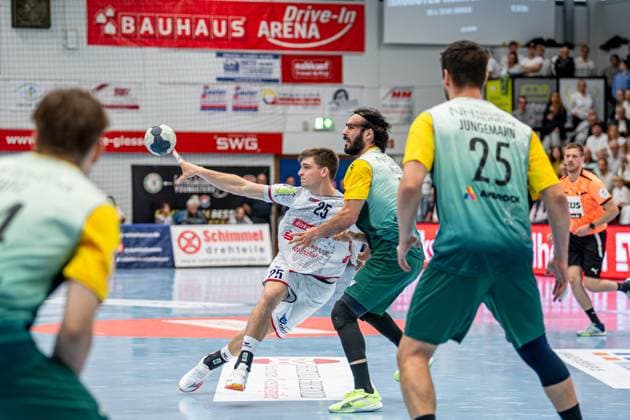 2 Handball Bundesliga TV Hüttenberg VfL Eintracht Hagen, 27 09 25 Torsten Anselm TV Hüttenberg, 25 , Pouya Norouzi VfL Eintracht Hagen, 7 , Philip Jungemann VfL Eintracht Hagen, 25 2 Handball Bundesliga TV Hüttenberg VfL Eintracht Hagen Hüttenberg, 27 09 25 Copyright: xBEAUTIFULxSPORTS Roeczeyx
