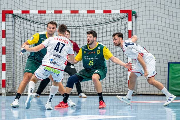 2 Handball Bundesliga TV Hüttenberg VfL Eintracht Hagen, 27 09 25 Danil Dyatlov TV Hüttenberg, 47 , Tim Düren VfL Eintracht Hagen, 3 , Philip Jungemann VfL Eintracht Hagen, 25 , Vit Reichl TV Hüttenberg, 19 2 Handball Bundesliga TV Hüttenberg VfL Eintracht Hagen Hüttenberg, 27 09 25 Copyright: xBEAUTIFULxSPORTS Roeczeyx