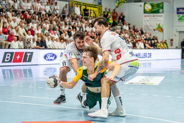 2 Handball Bundesliga TV Hüttenberg VfL Eintracht Hagen, 27 09 25 Linus Kutz VfL Eintracht Hagen, 34 , Lasse Ohl TV Hüttenberg, 11 , Hendrik Schreiber TV Hüttenberg, 51 2 Handball Bundesliga TV Hüttenberg VfL Eintracht Hagen Hüttenberg, 27 09 25 Copyright: xBEAUTIFULxSPORTS Roeczeyx