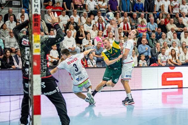 2 Handball Bundesliga TV Hüttenberg VfL Eintracht Hagen, 27 09 25 Jan von Boenigk VfL Eintracht Hagen, 95 , Philipp Schwarz TV Hüttenberg, 3 , Paul Ohl TV Hüttenberg, 10 , Yahav Shamir TV Hüttenberg, 55 2 Handball Bundesliga TV Hüttenberg VfL Eintracht Hagen Hüttenberg, 27 09 25 Copyright: xBEAUTIFULxSPORTS Roeczeyx